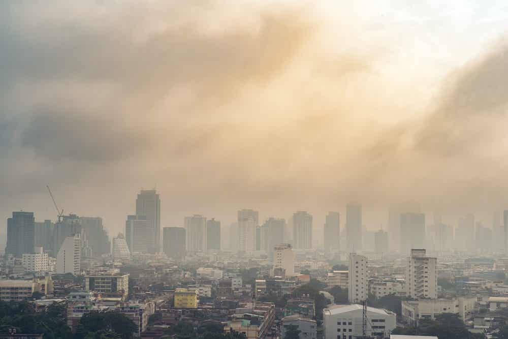Luftforurensning over en by.