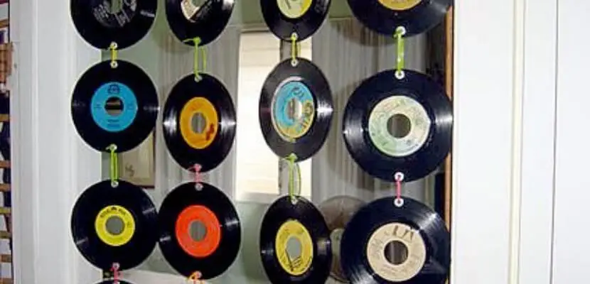 Cortina hecha a base de discos de vinilo.