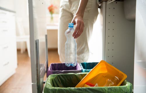 Se pueden realizar cestos para la basura reciclados de múltiples formas.