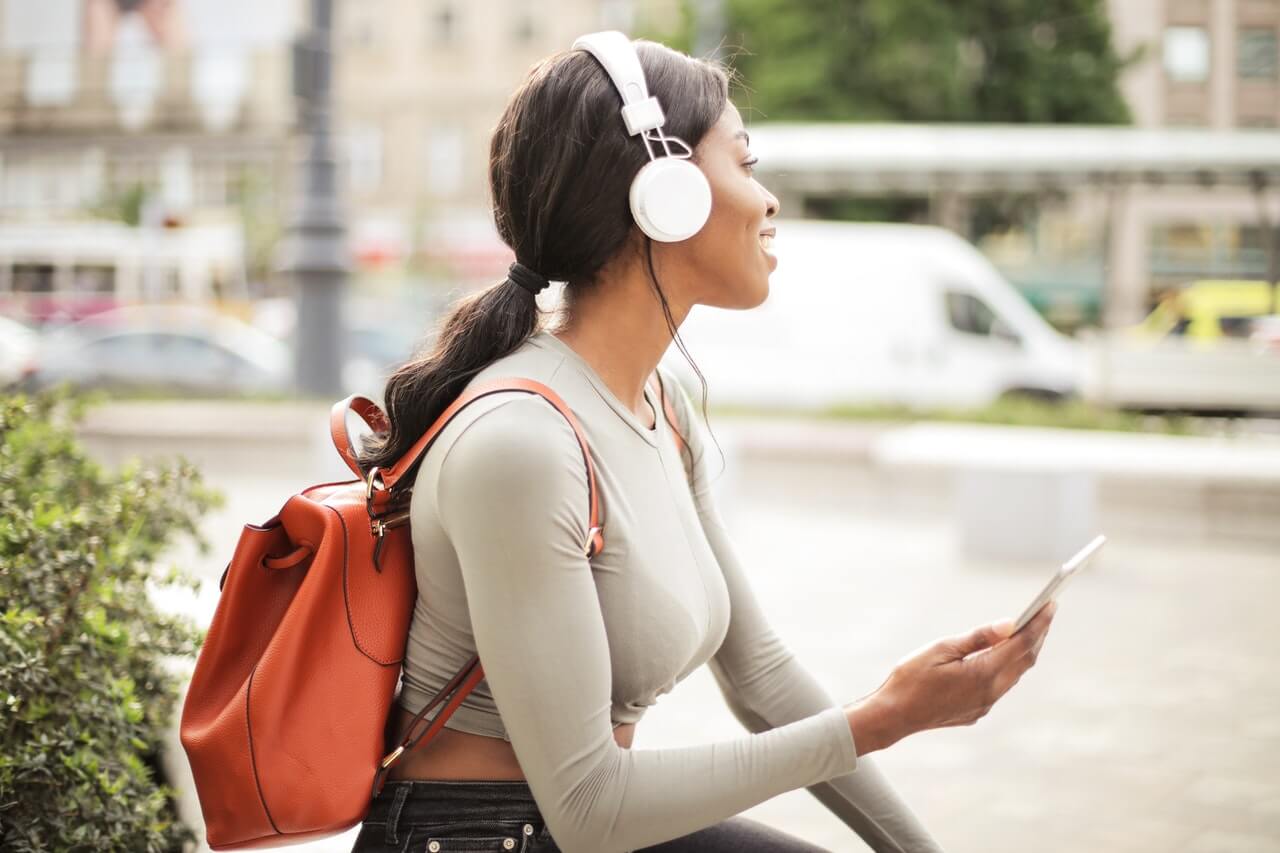 Usas audífonos baratos? La peligrosa razón por la que no deberías