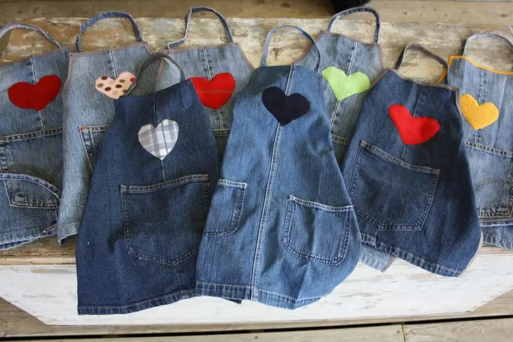 Estos delantales son producto de reciclar vaqueros viejos