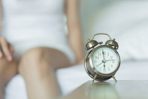 mujer ante despertador simbolizando el ritual de la felicidad