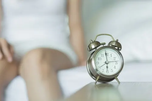 mujer ante despertador simbolizando el ritual de la felicidad