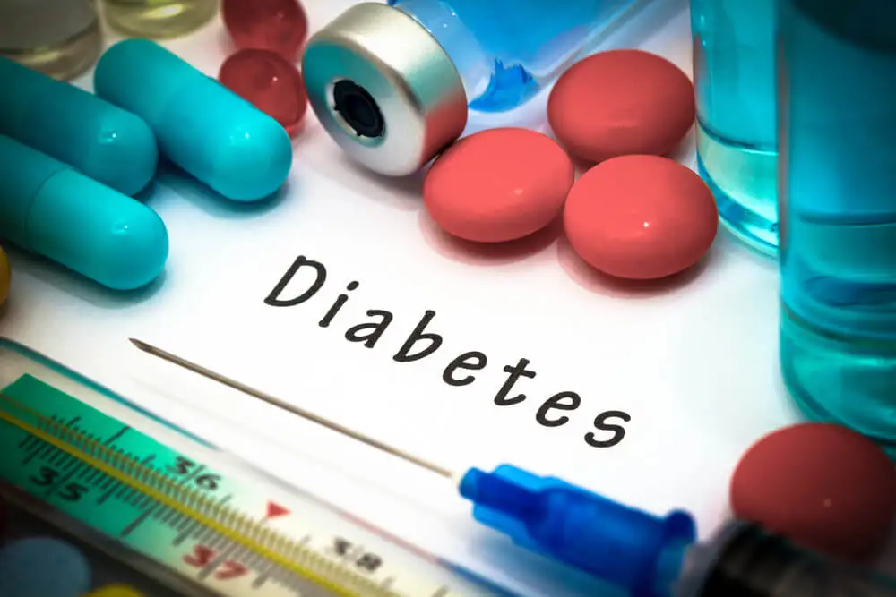 Palabra "Diabetes" con material médico.