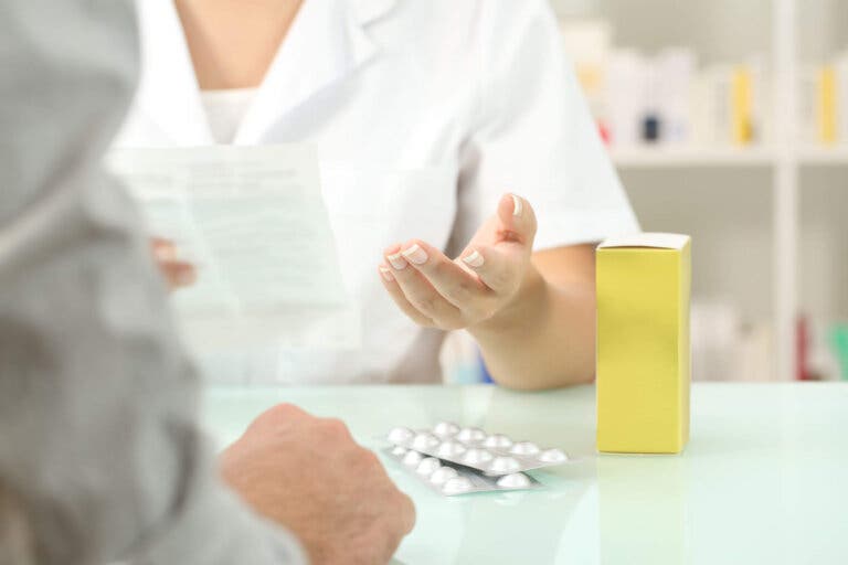 ¿Por qué los antibióticos necesitan receta para ser dispensados?