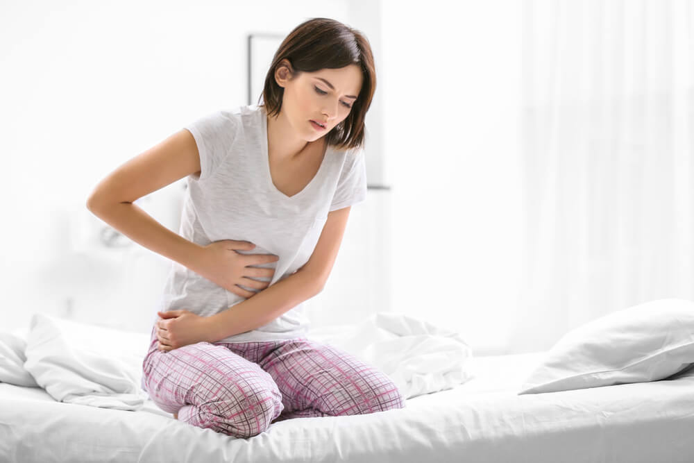 Mujer con dolor de estómago por una infección de Helicobacter Pylori
