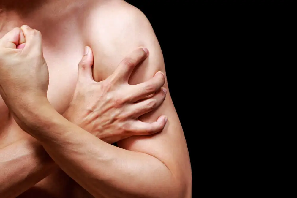 Brazo de un hombre con dolor.