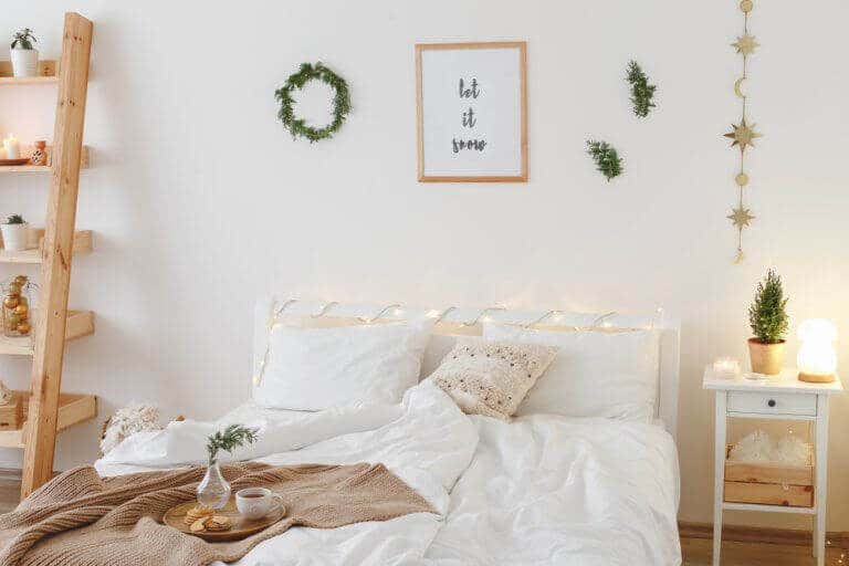 Dormitorio blanco estilo minimalista o nórdico.
