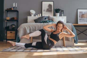 Los 11 ejercicios abdominales que te gustará hacer en casa