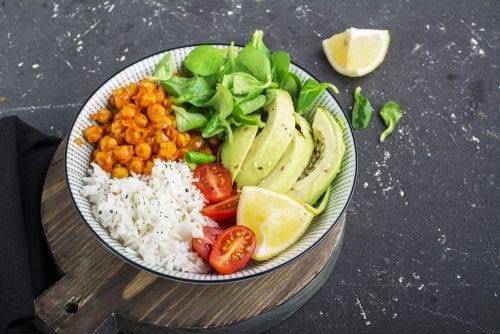Deliciosa ensalada de arroz y guacamole