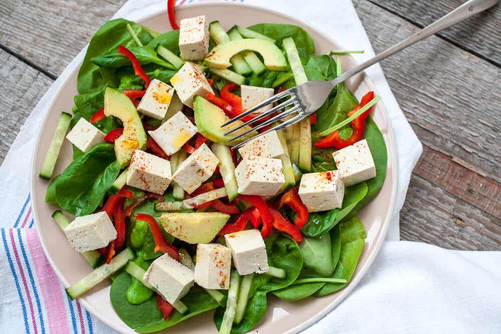 Ensalada de espinacas y tofu para veganos
