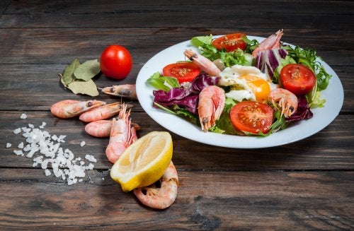 Ensalada crujiente de gambas y hortalizas