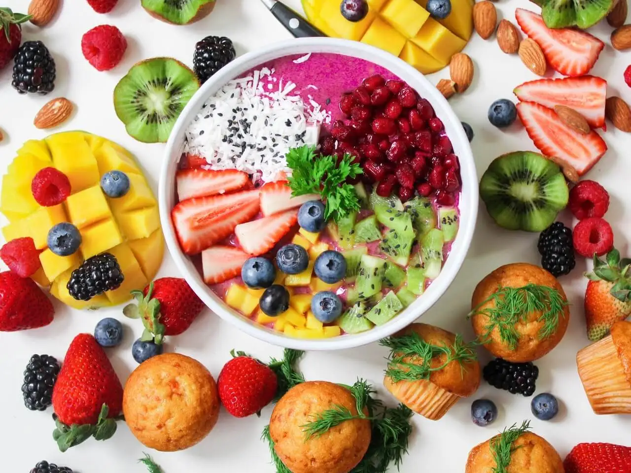 Ensalada mixta de frutas para un brunch.