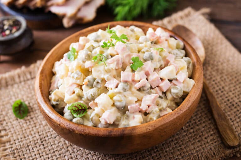 Prueba esta ensalada rusa en tus comidas. ¡Receta fácil!