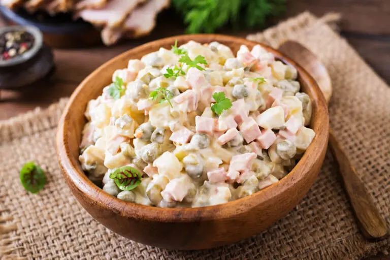 Prueba esta ensalada rusa en tus comidas. ¡Receta fácil!