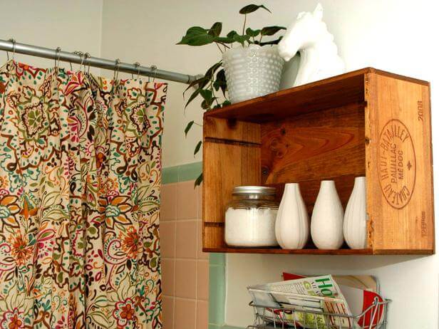 Estante con caja de frutas para decorar un baño