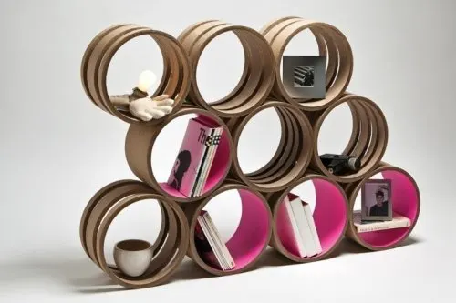 Estantería hecha con materiales de reciclaje.