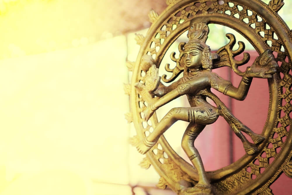 Conoce aquí la historia del yoga Mejor con Salud