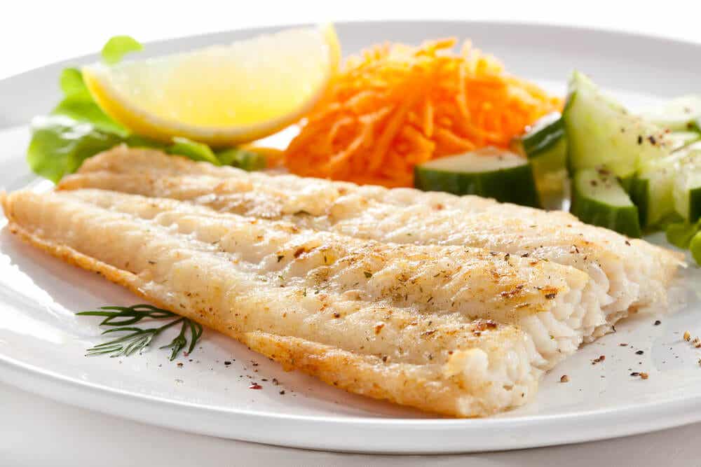 Filete de pescado con verduras. Frecuente extracción de objetos: las espinas del pescado.