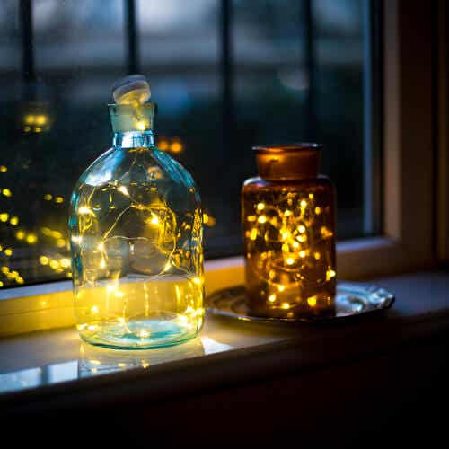 Se pueden crear lámparas a partir de frascos y botellas recicladas.