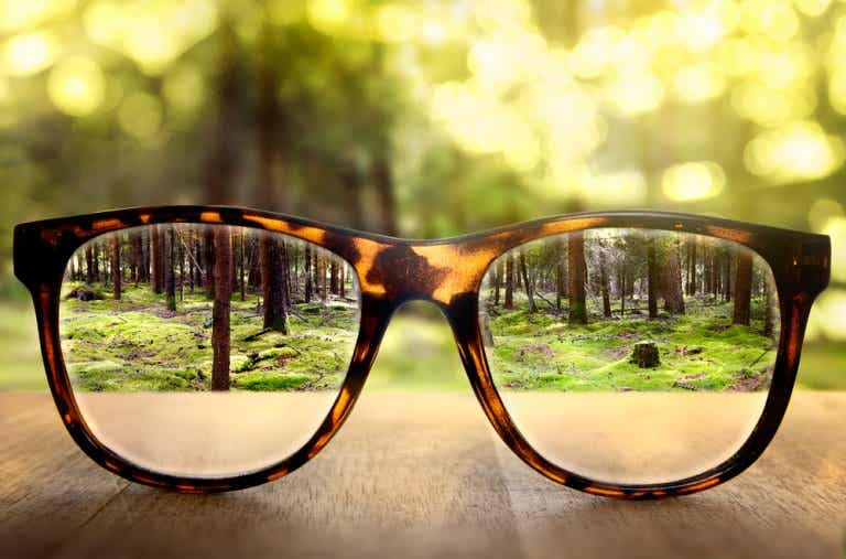 ¿Qué puede causar visión borrosa y cómo tratarla?