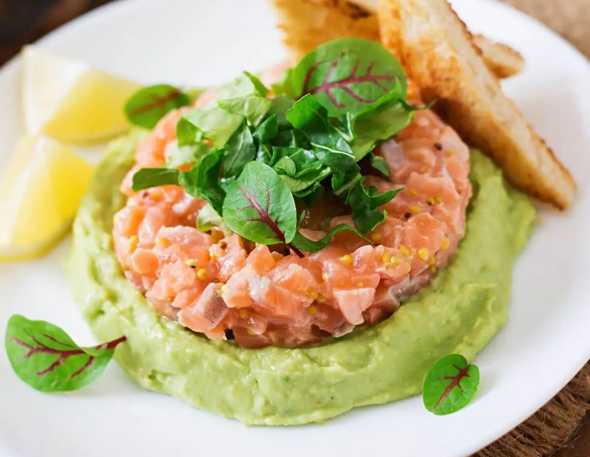 Guacamole casero saludable con salmón.