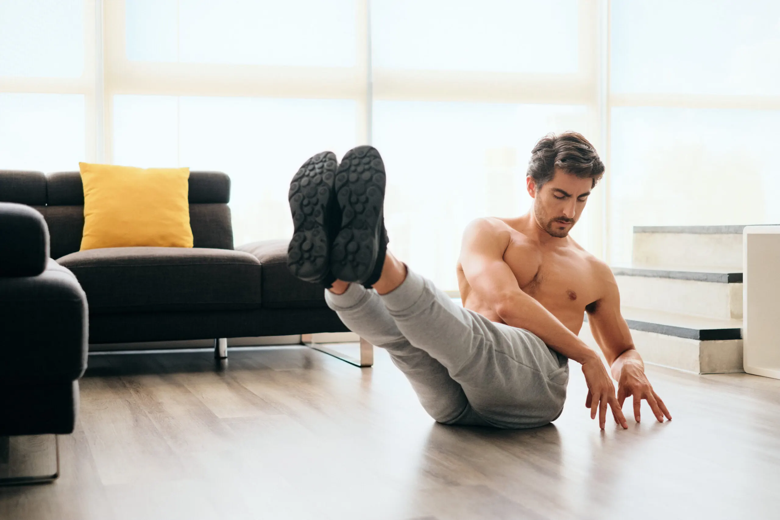 Hacer giros rusos para el abdomen en casa