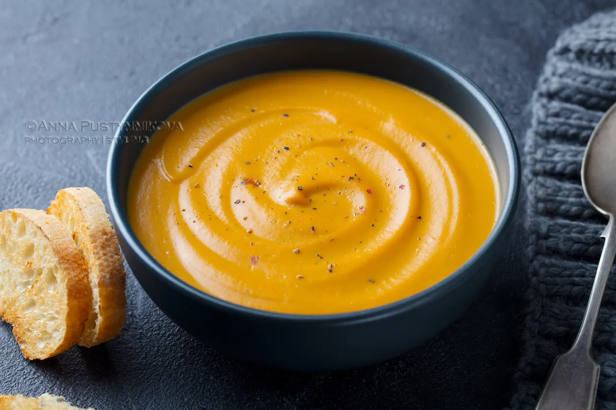 Bol de puré de zanahoria con patata.