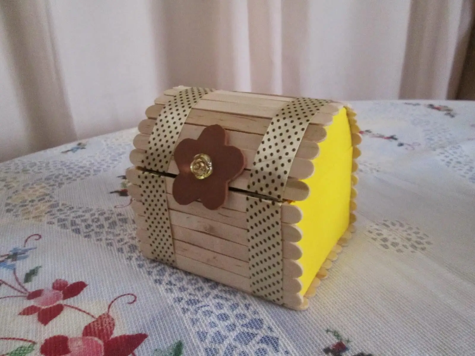 Usa palitos de paleta para hacer este sensacional joyero.