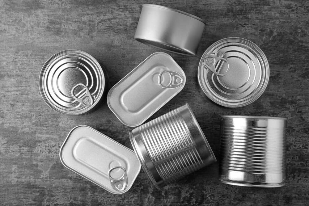 Se pueden hacer centros de mesa con latas.