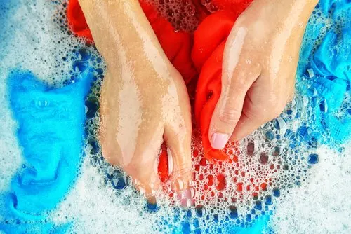 Lavaplatos para quitar las manchas de aceite de la ropa