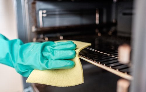 ¿Cómo limpiar el horno de la cocina con 5 ingredientes naturales?