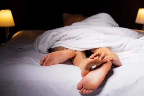 Cosas que los chicos odian en la cama: hacer el amor siempre con la luz apagada