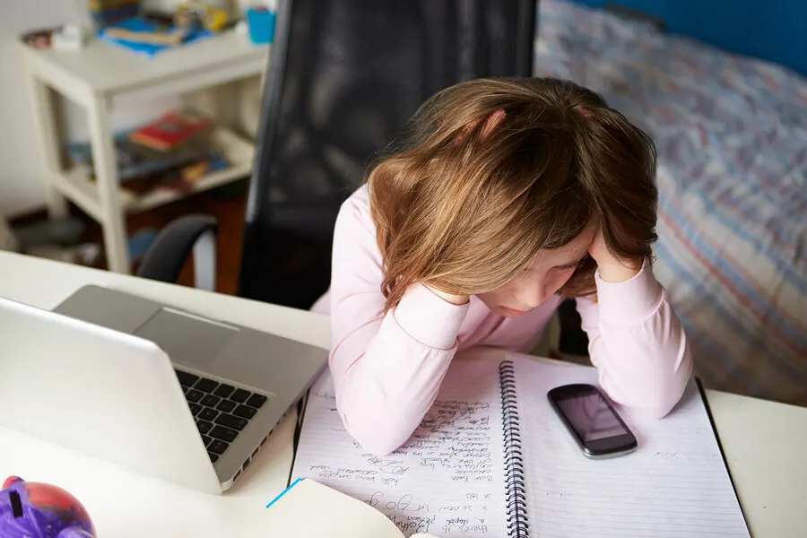 Niña es grupo de riesgo para adicción a las redes sociales.