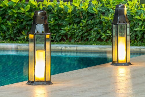 Hay diferentes maneras de iluminar un jardín.