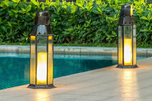 Hay diferentes maneras de iluminar un jardín.