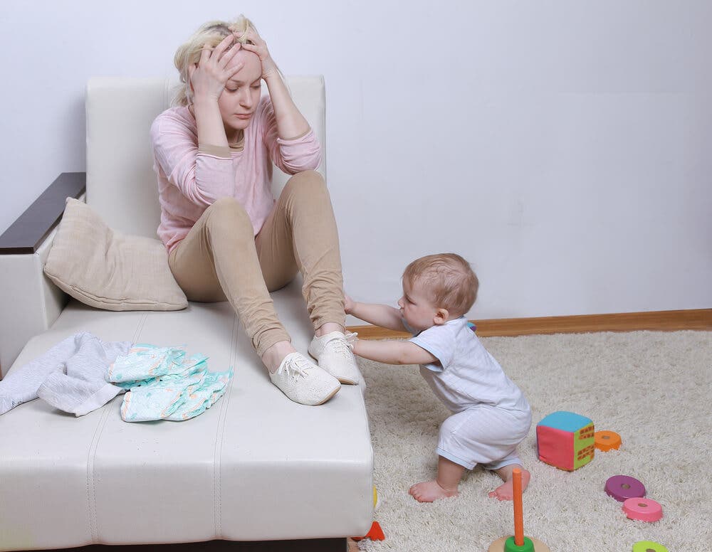 Madre estresada por la maternidad.