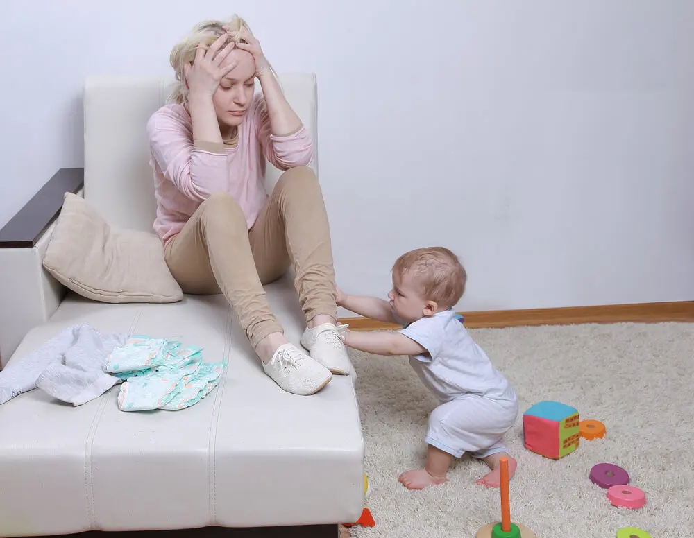 Madre estresada por la maternidad.