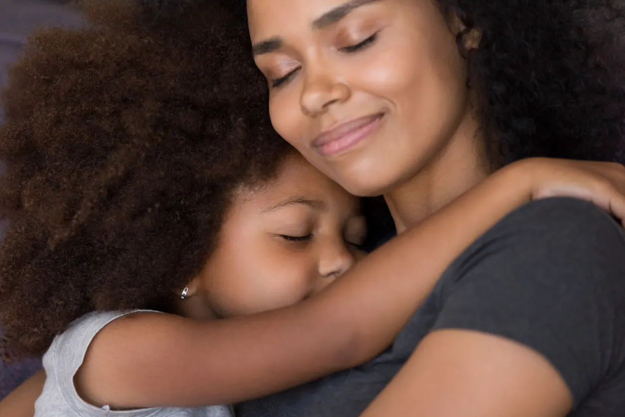 Abrazo de madre e hija