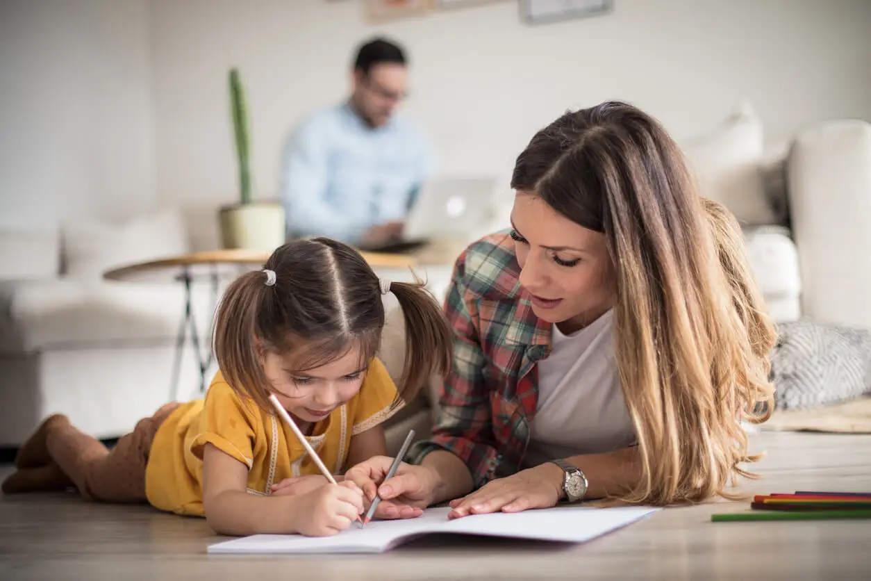 Mamá e hija trabajando juntas la tarea