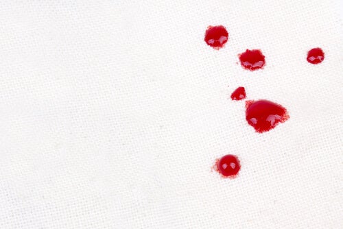 Cómo quitar manchas de sangre de la ropa usando blanqueador