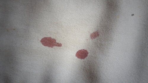 Es posible remover las manchas de sangre de la ropa.