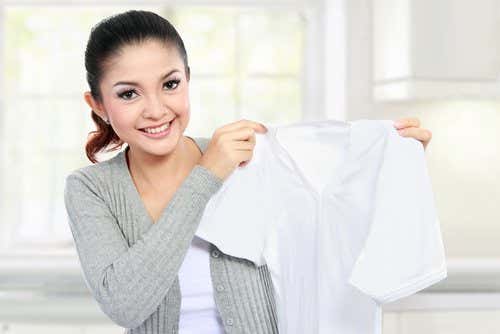 Mujer con camiseta blanca limpia