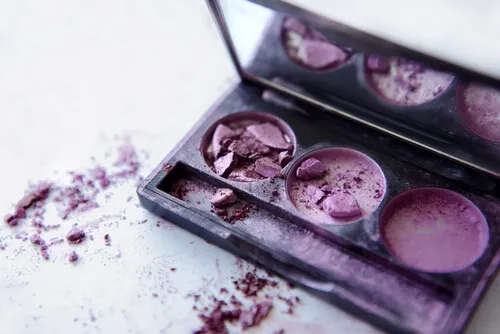 Existen diferentes maneras de arreglar el maquillaje roto.