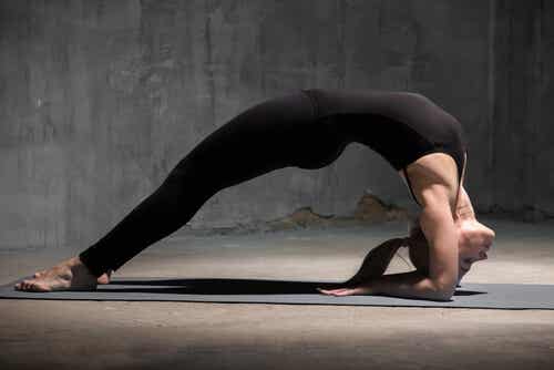 El-yoga-es-beneficioso-para-cuidar-de-tu-salud-articular.