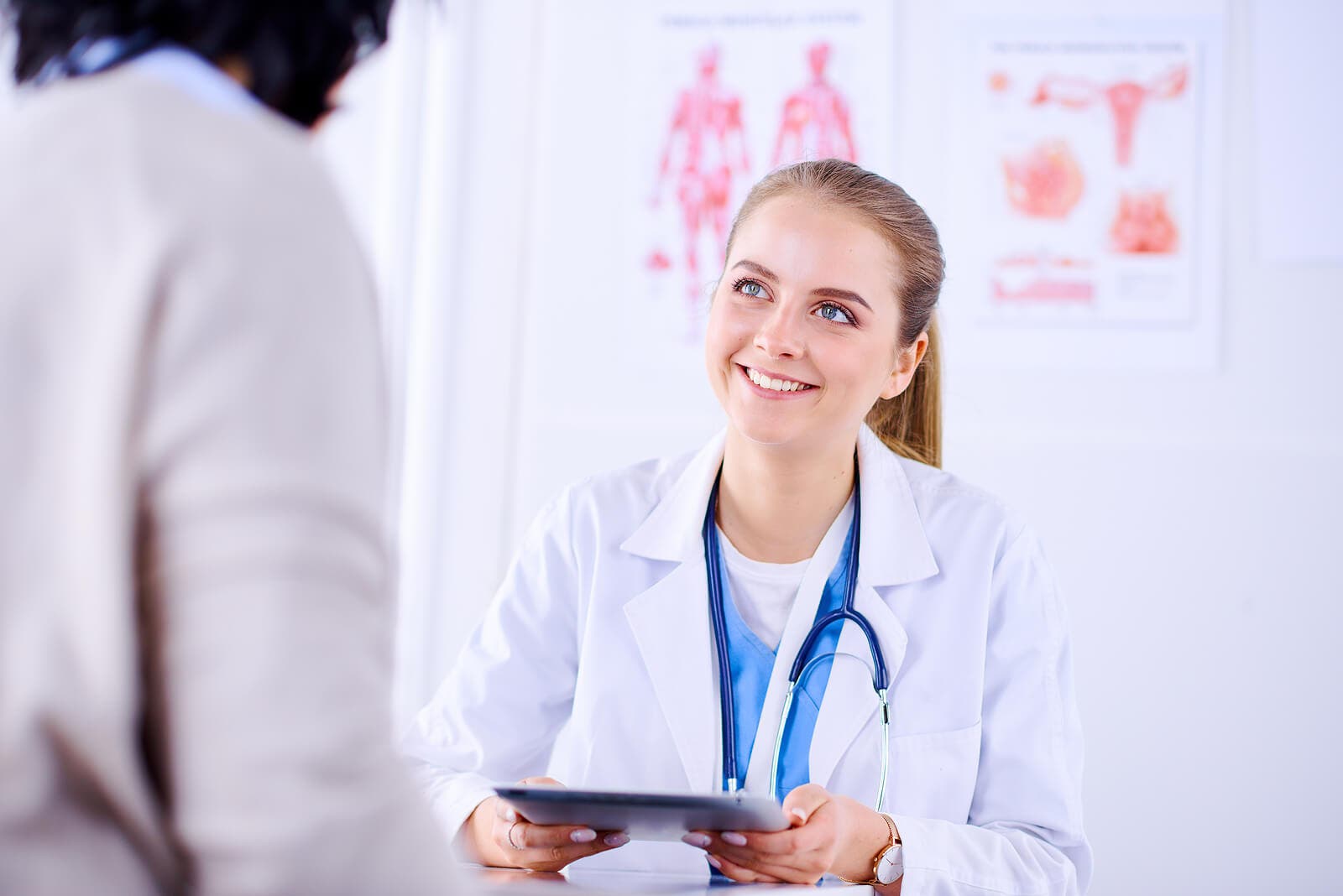 Médico hablando con paciente en el preoperatorio.