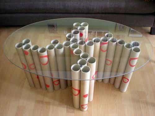 Mesa sostenida por tubos de cartón