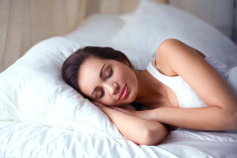 Mujer descansando en la cama