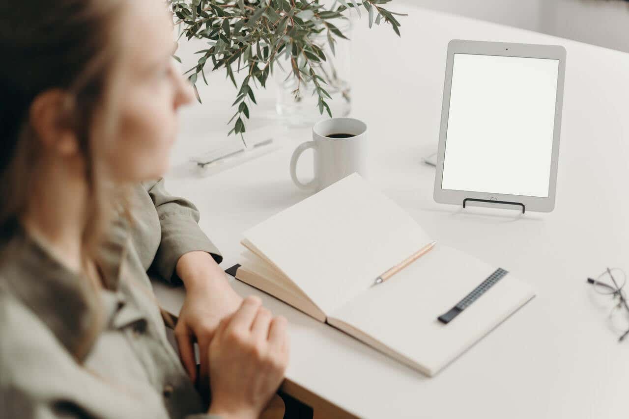 Mujer sentada en un escritorio minimalista