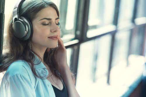 Mujer escuchando música con los ojos cerrados